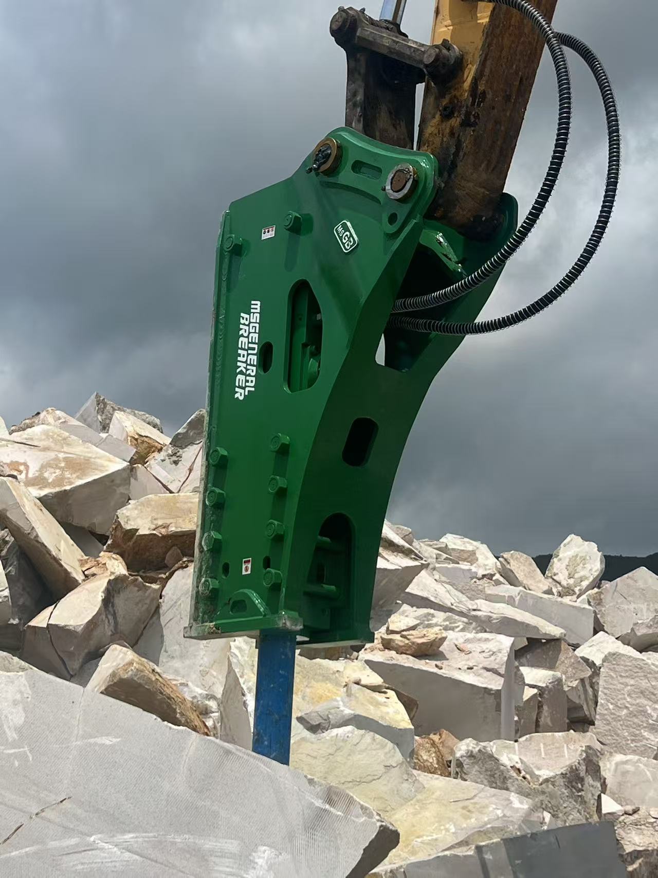 Latest company case about On-site Installation of Hydraulic Breaker for 20-ton Excavator